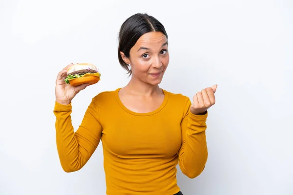 Mujer Hispana Joven Sosteniendo Una Hamburguesa Aislada Sobre Fondo Blanco — Foto de Stock