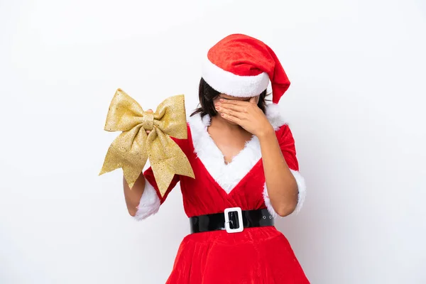 Mulher Hispânica Jovem Vestida Como Mama Noel Segurando Arco Natal — Fotografia de Stock