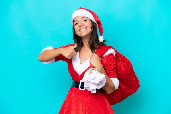 Mulher Hispânica Jovem Vestida Como Mama Noel Segurando Saco Isolado — Fotografia de Stock
