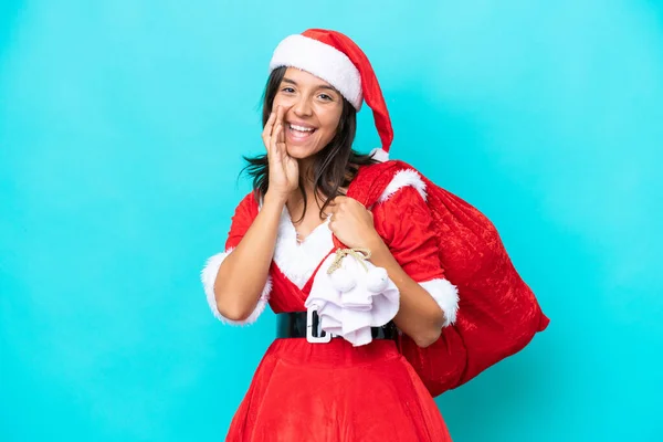 Mulher Hispânica Jovem Vestida Como Mama Noel Segurando Saco Isolado — Fotografia de Stock