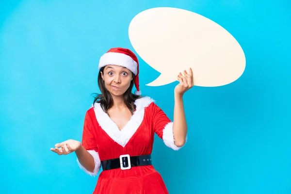 Junge Hispanische Frau Als Mama Noel Auf Blauem Hintergrund Isoliert — Stockfoto