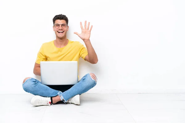 Giovane Seduto Sul Pavimento Isolato Sfondo Bianco Contando Cinque Con — Foto Stock