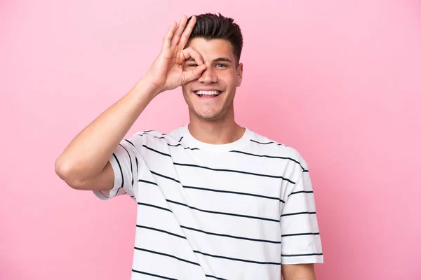 Young Caucasian Man Isolated Pink Background Showing Sign Fingers — Stockfoto