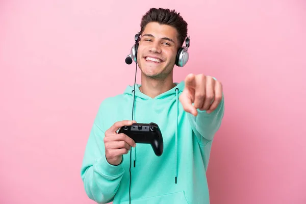 Joven Hombre Caucásico Guapo Jugando Con Controlador Videojuego Aislado Sobre —  Fotos de Stock