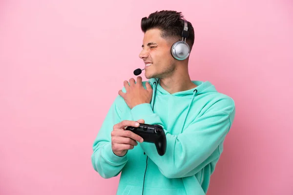 Νεαρός Όμορφος Καυκάσιος Άνδρας Που Παίζει Χειριστήριο Βιντεοπαιχνιδιών Απομονωμένος Ροζ — Φωτογραφία Αρχείου