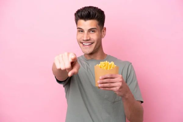 Jonge Blanke Man Met Gebakken Chips Geïsoleerd Roze Achtergrond Verrast — Stockfoto