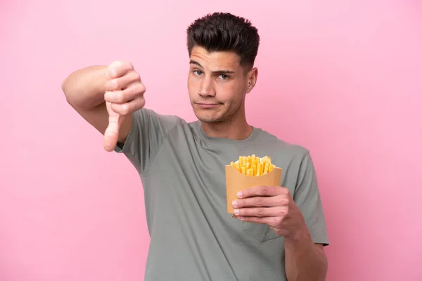 Jonge Blanke Man Met Gebakken Chips Geïsoleerd Roze Achtergrond Met — Stockfoto