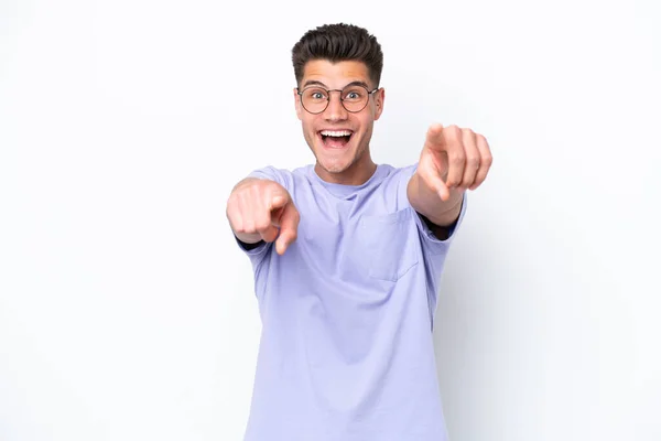 Joven Hombre Caucásico Aislado Sobre Fondo Blanco Sorprendido Apuntando Frente — Foto de Stock