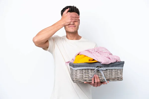 Çamaşır Sepetini Tutan Beyaz Arka Planda Gözü Kapalı Genç Beyaz — Stok fotoğraf