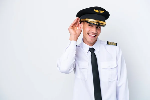 Flugzeug Kaukasischen Piloten Isoliert Auf Weißem Hintergrund Hören Etwas Indem — Stockfoto