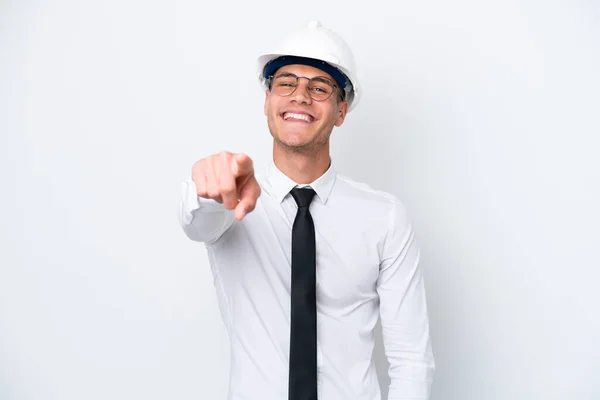 Joven Arquitecto Caucásico Hombre Con Casco Celebración Planos Aislados Sobre — Foto de Stock