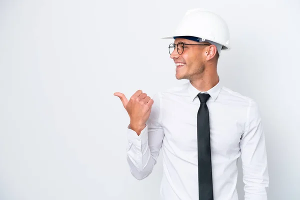 Jovem Arquiteto Caucasiano Com Capacete Segurando Plantas Isoladas Fundo Branco — Fotografia de Stock