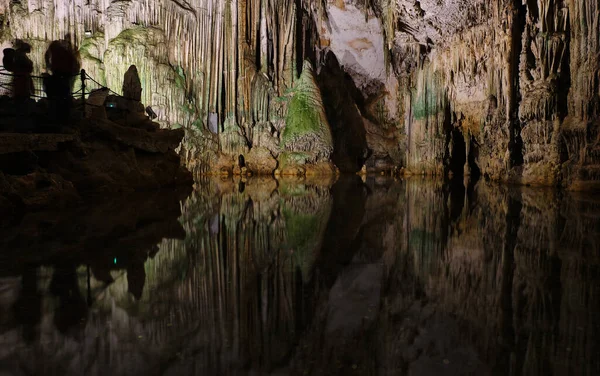 Antigua Cueva Norte Cerdeña Con Lago Interno Reflejos Estalactitas Estalagmitas — Foto de Stock