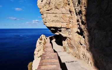 Kuzey Sardunya 'daki eski mağara. İç gölleri, yansımaları, sarkıtları ve dikitleri var.