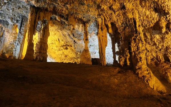 Antigua Cueva Norte Cerdeña Con Lago Interno Reflejos Estalactitas Estalagmitas — Foto de Stock