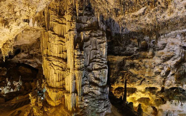 Antigua Cueva Norte Cerdeña Con Lago Interno Reflejos Estalactitas Estalagmitas — Foto de Stock