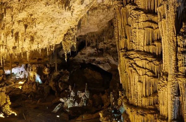 Antigua Cueva Norte Cerdeña Con Lago Interno Reflejos Estalactitas Estalagmitas — Foto de Stock
