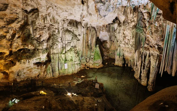 Forntida Grotta Norra Sardinien Med Inre Sjö Reflektioner Stalaktiter Och Stockfoto