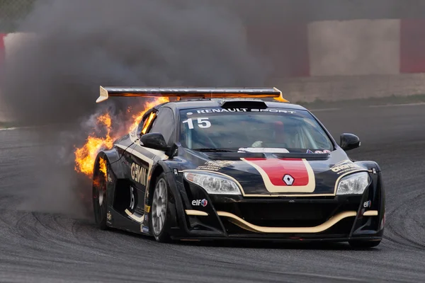 ユーロカップ メガーヌ トロフィー。燃える車 — ストック写真