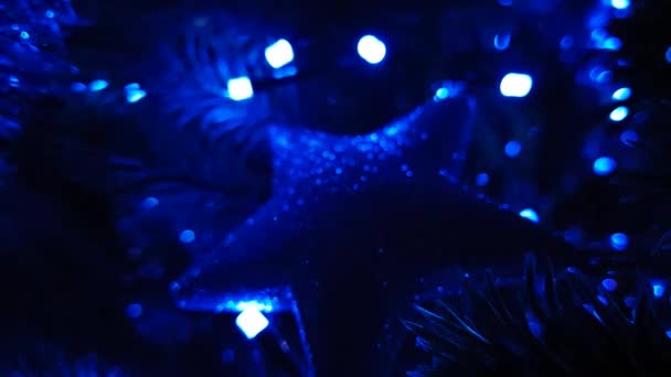 Vertical Looped Close Out Focus Shot Silver Star Christmas Tree — Vídeo de Stock