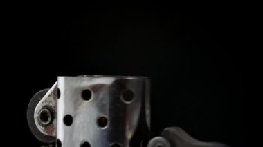 Süper 35mm kamera - klasik, zippo gibi hafif dönen siyah izole