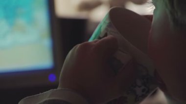karanlık bir odada bir çizgi film izlerken genç çocuk