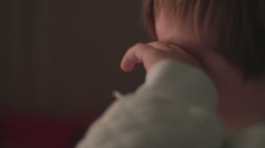 karanlık bir odada bir çizgi film izlerken genç çocuk