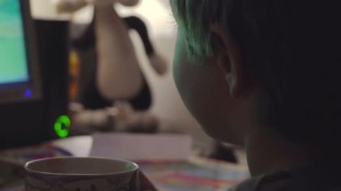karanlık bir odada bir çizgi film izlerken genç çocuk