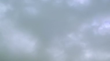 bulutlar ve güneş ışınları ile fırtınalı gece Timelapse