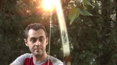 genç adam okçuluk doğada pratik