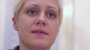 Süper 35mm kamera - becerileri genç kadını taklit eden başka bir kişi konuşuyor.