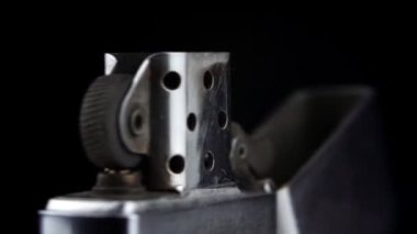Süper 35mm kamera - klasik, zippo gibi hafif dönen siyah izole