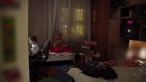 Sony FS-100 - Мальчик смотрит мультфильмы в темной комнате на компьютере — стоковое видео