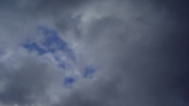 Zeitraffer aus Wolken und stürmischer Nacht mit Sonnenstrahlen — Stockvideo