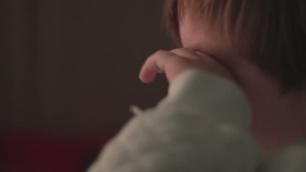 Мальчик смотрит мультики в темной комнате за компьютером — стоковое видео