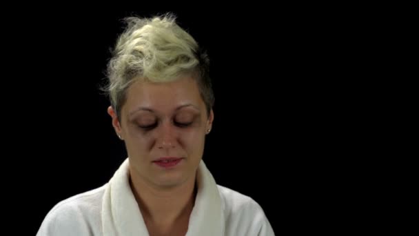 若い女性が彼女の顔からメイクアップを削除 - スーパー 35 mm カメラ — ストック動画
