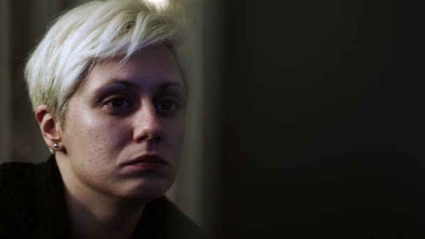 Super 35mm fotoaparát - mladá, blond vlasy žena pracující v noci ze svého obývacího pokoje — Stock video