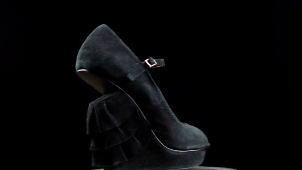 Super 35mm kamera - svarta kvinnliga sko med plattform - spinning, roterande. — Stockvideo