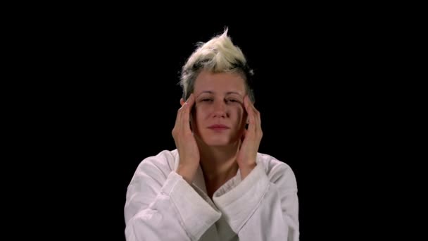 Super 35mm câmera - Jovem mulher massageando a cabeça 'por causa da dor de cabeça — Vídeo de Stock