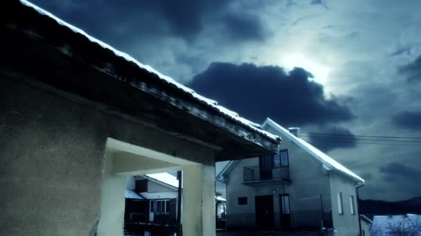 Nubes timelapse sobre las casas — Vídeos de Stock