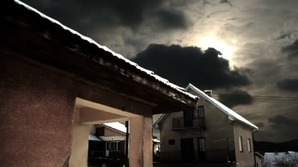 Nuvens timelapse sobre casas — Vídeo de Stock