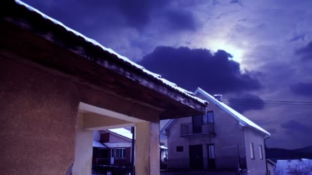 Wolken ziehen über Häusern hinweg — Stockvideo