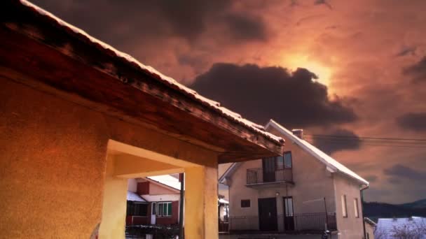 Nuages timelapse sur les maisons — Video