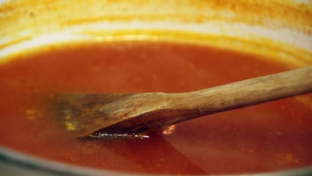 Super 35mm camera - cooking tomato soup — Stock Video