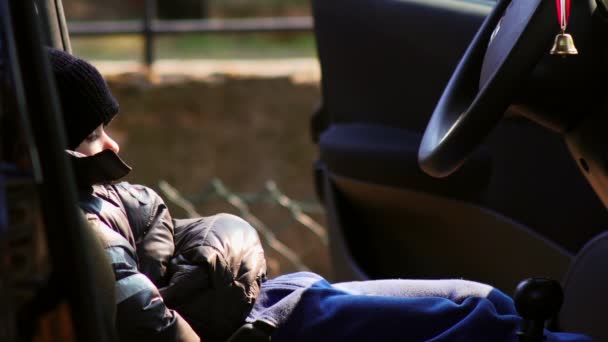 Niño descansando en el coche de su padre — Vídeo de stock