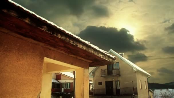 Хмари проміжок часу над будинками — стокове відео