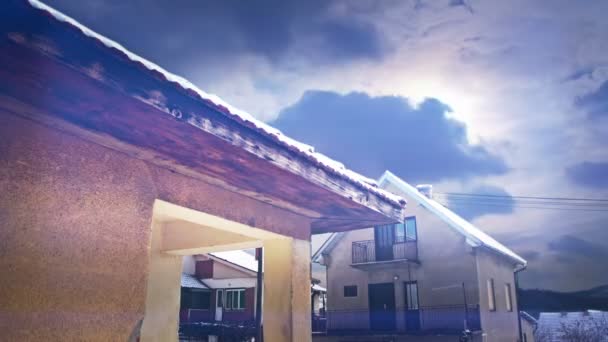 Nubes timelapse sobre las casas — Vídeo de stock