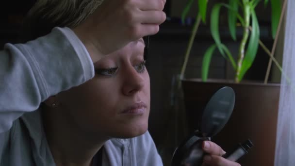 索尼 fs-100-年轻女人在做她的睫毛与睫毛膏! — 图库视频影像