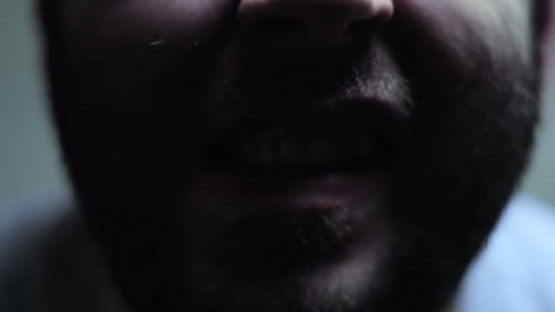 Неприємний чоловік робить жахливі обличчя — стокове відео