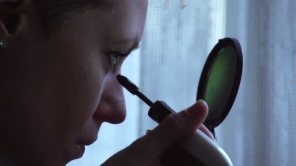 Sony FS-100 - молодая женщина делает ресницы с тушью ! — стоковое видео
